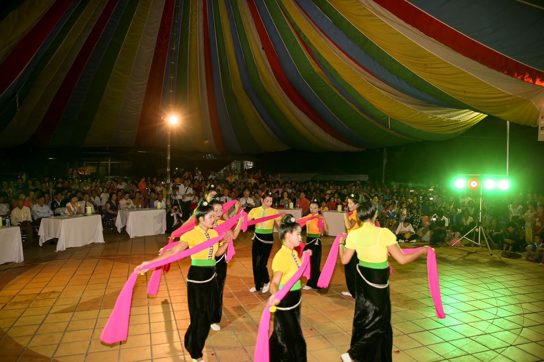 Thiếu nữ Thái múa xòe khăn
